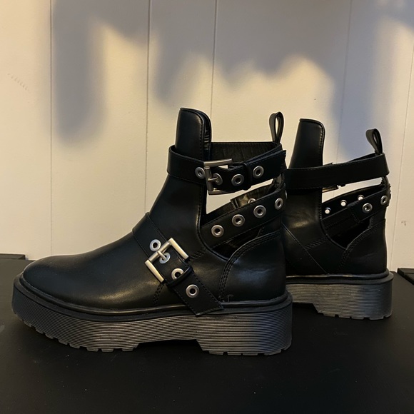 Grunge faux leather Zara black faux leather ankle boots with buckles - Picture 2 of 4
